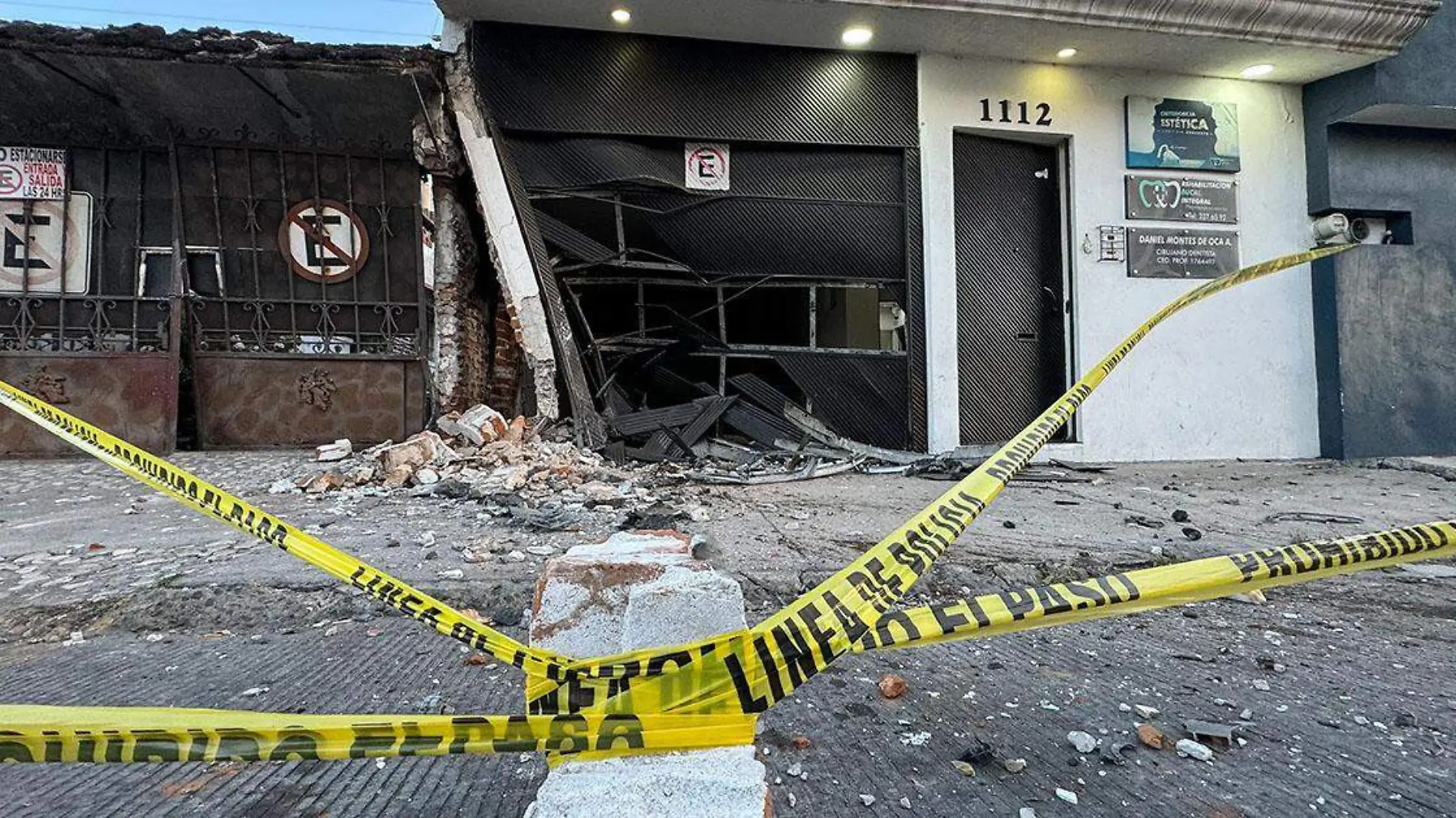 La madrugada de este viernes la conductora de un vehículo compacto chocó contra una vivienda en la colonia Volcanes